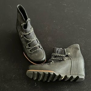 Sorel Size 8.5 Black Lace Up Joan of Arc Wedge Bootie.